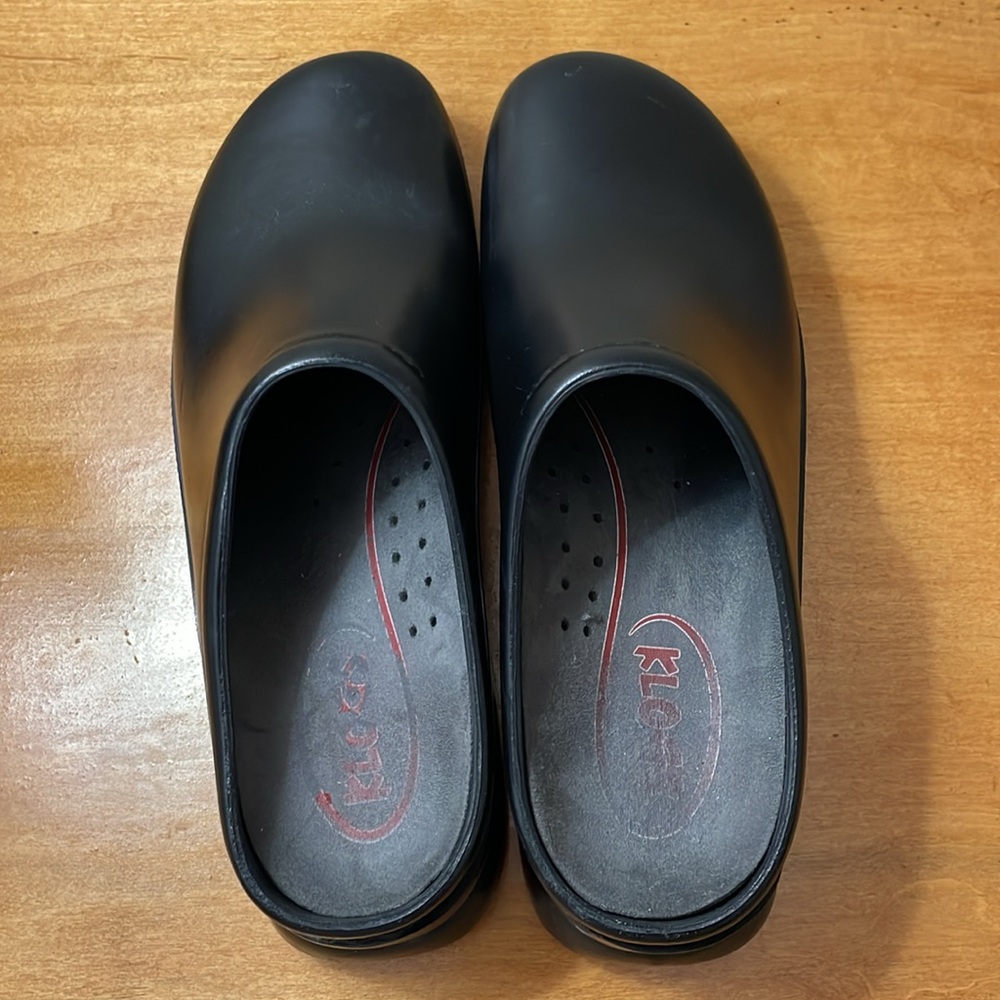 Klogs Men's Black Slip-On Clogs - Picture 2 of 8